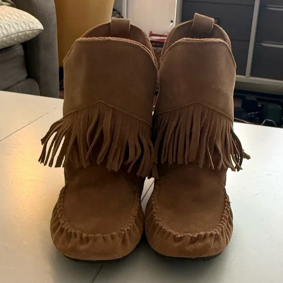 NWOT Manitobah Mukluks Harvester Suede Fringe Moccasin Boots Size W11 / M9 Boho - Picture 3 of 5